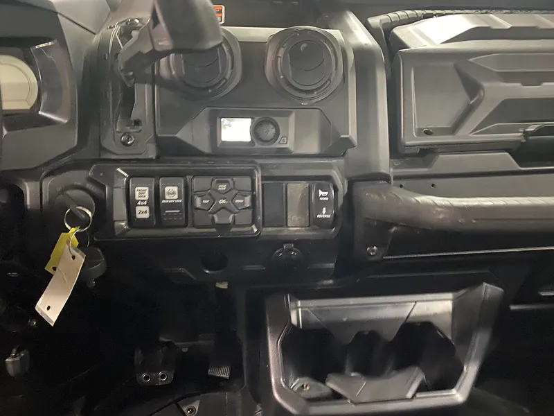 2024 Can-Am Defender HD10 Limited — photo 10 of 13