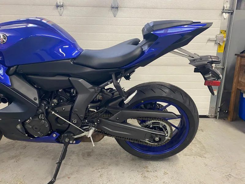 2023 Yamaha R7 — photo 4 of 10